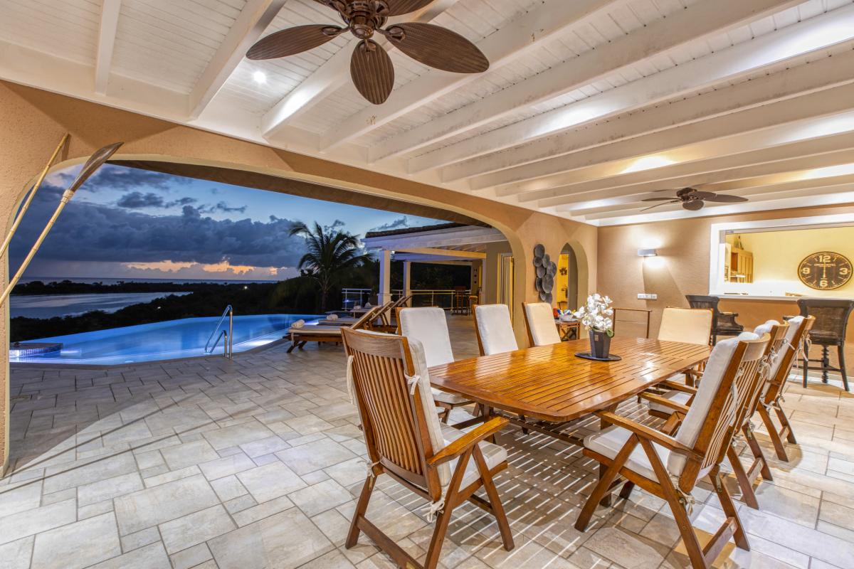 45- Location villa piscine Sea Vous Play Terres Basses Saint Martin_salon nuit